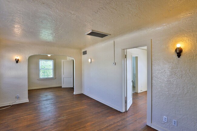 Building Photo - 133 W Almeria Rd