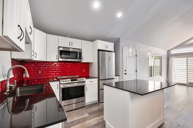 Foto del edificio - Beautifully Finished Detached Patio Home