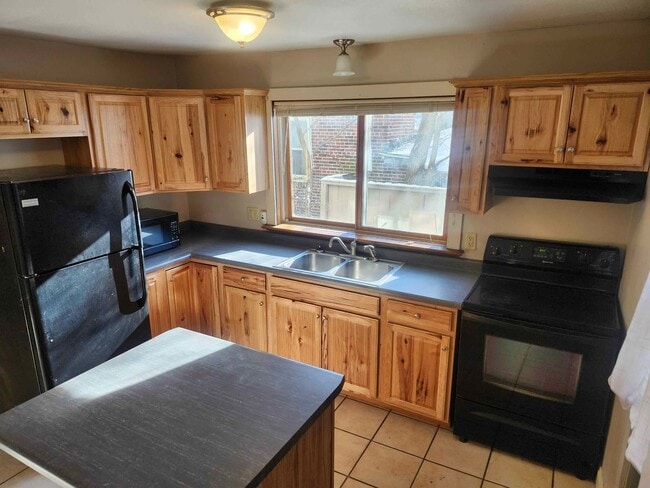 Building Photo - 422 Superior St