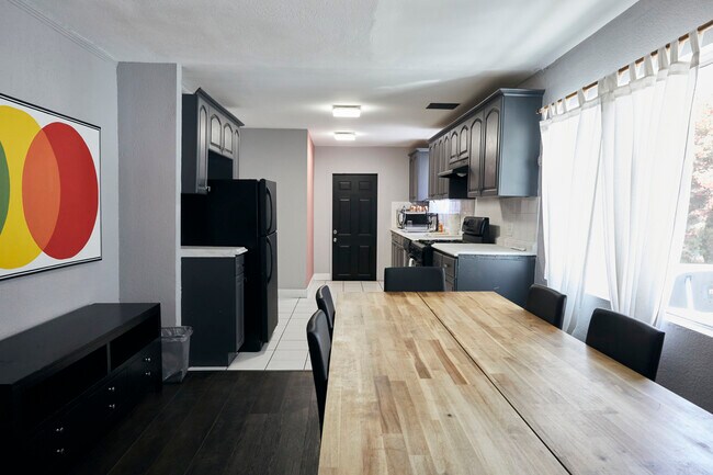 Foto del edificio - 1748 E 42nd St