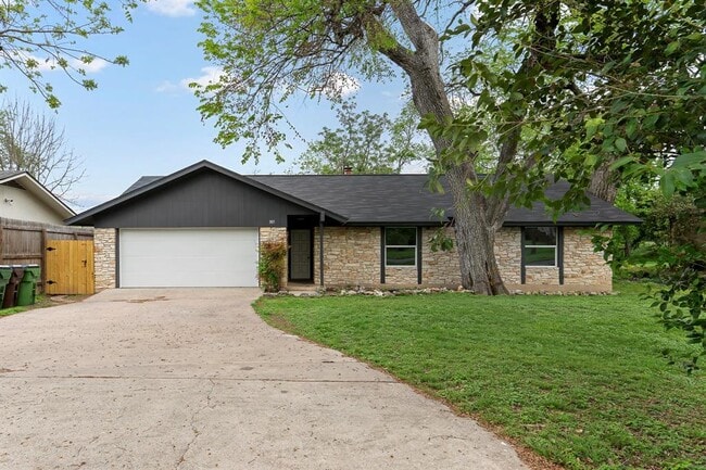 Building Photo - 305 Pecan Ln