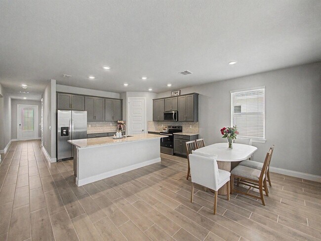 Foto del edificio - 9049 Dahlia Cir