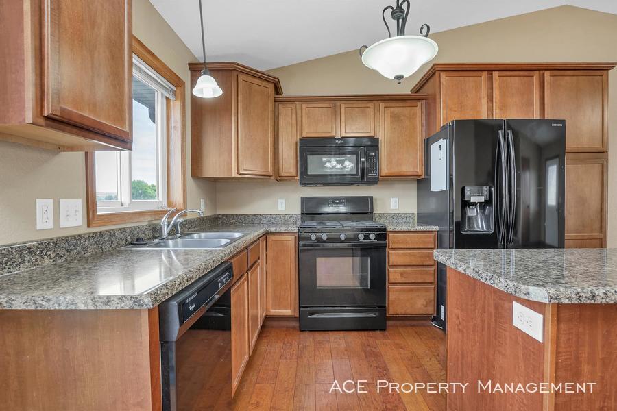Foto principal - 486 Bluebird Dr