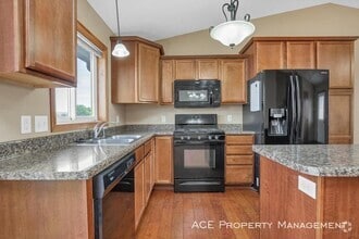 Building Photo - 486 Bluebird Dr