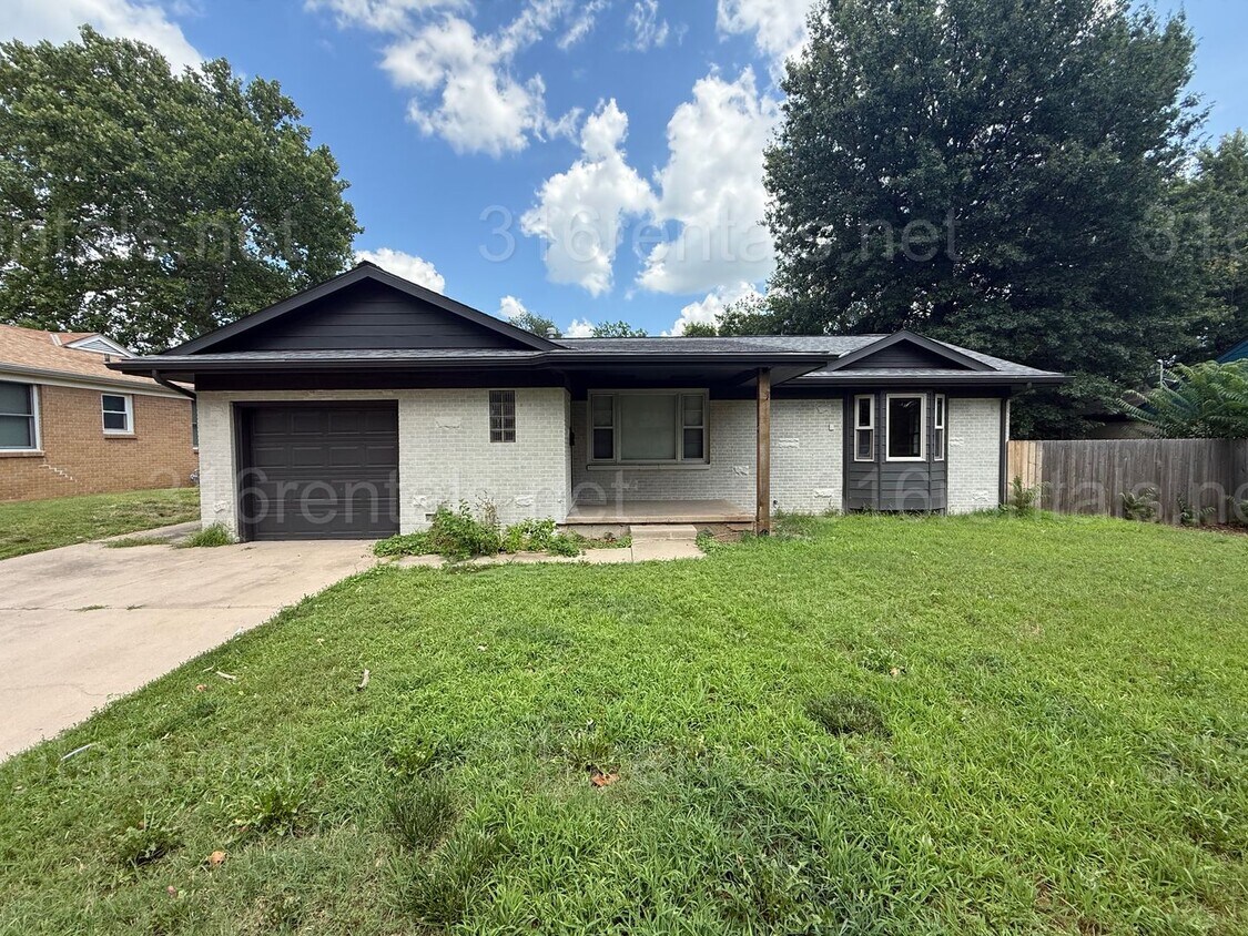 Primary Photo - $1400 - 3 bedroom / 1 bathroom - Single Fa...