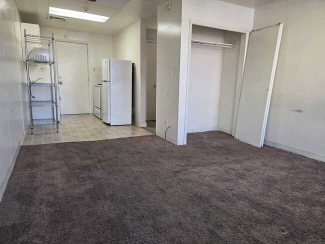 Building Photo - Studio Apartment in the Heart of Golden!