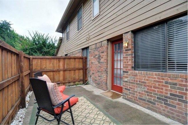 Foto del edificio - 5721 Cedar Creek Dr