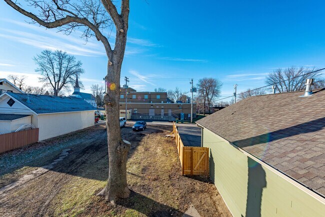 Building Photo - 213 Ash Ave N