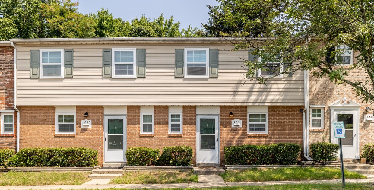 Primary Photo - Seven Oaks Townhomes