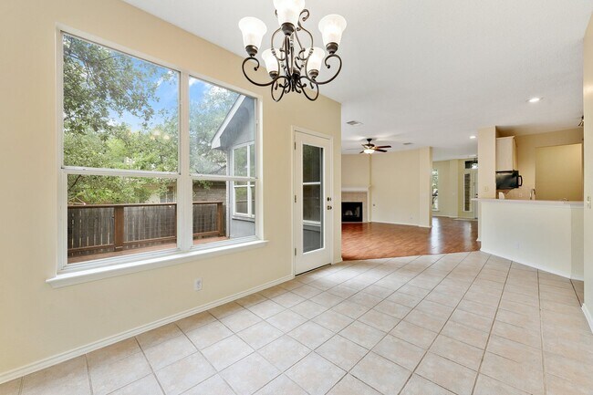 Vista del Comedor a la Sala de Estar - 9120 Edwardson Ln