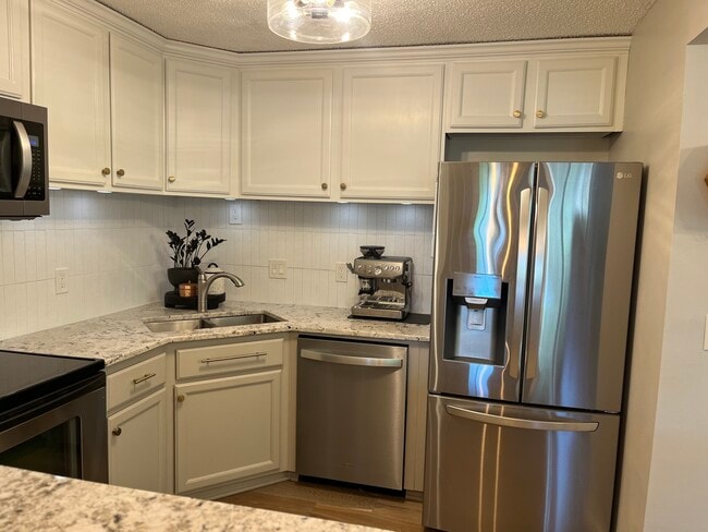 Building Photo - 2100 Ridge Dr