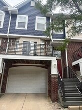Building Photo - 1467 Oakhill Dr