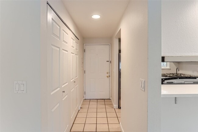 Foto del edificio - Beautiful 2BR/1BA Condo For Rent!!! Available May 1st - TEXT to TOUR!!!