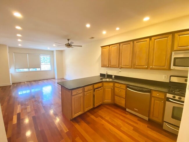 Spacious 3-Bedroom, 2-Bath Apartment in Gr... - Spacious 3-Bedroom, 2-Bath Apartment in Gr...