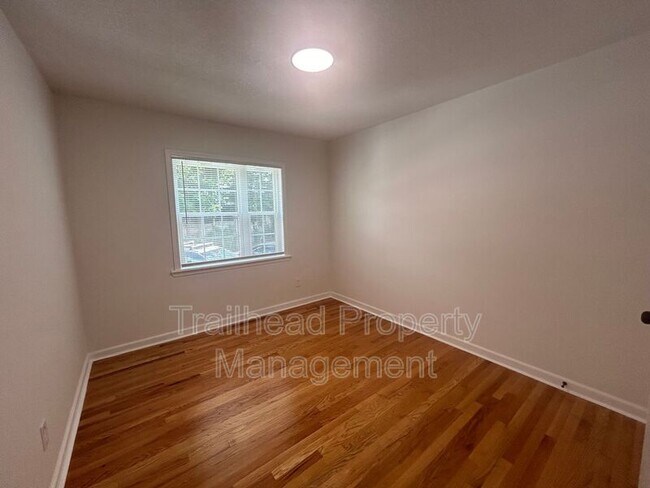 Foto del edificio - 6413 Brookside Rd
