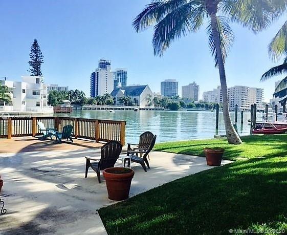 Foto principal - 6911 Bay Dr