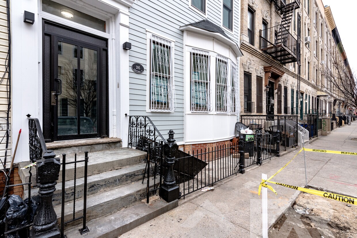 Primary Photo - 285 Troutman St