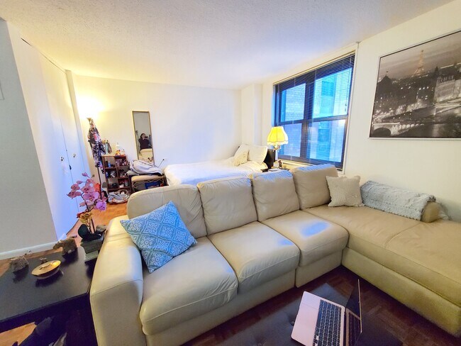 Spacious Studio fits Large Furniture - 1763 2nd Ave