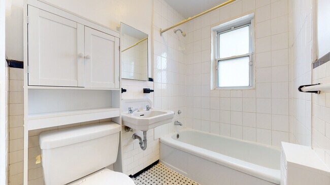 Photo du bâtiment - 385 Besserer St. – The Belgarde Apartments