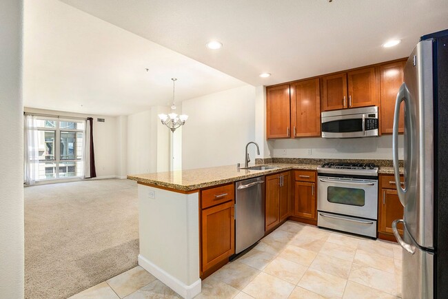 Building Photo - 423 7th Street #402 - 2 bedroom | 2 bath |...
