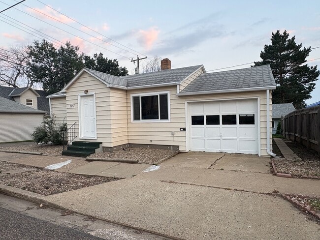 Front - 127 4th St W