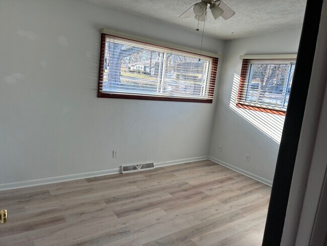 Building Photo - 2300 Midvale Ave