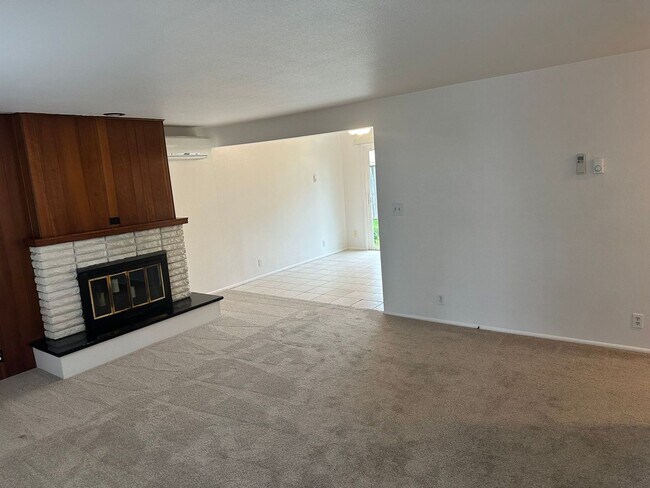 Foto del edificio - 2 Bedroom 1 Bathroom Home with a Backyard!