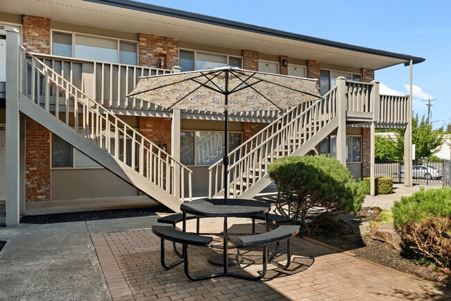 Asientos de picnic a la sombra para disfrutar al aire libre. - Highland Court Apartments