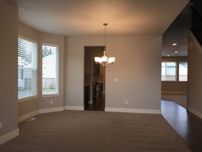 Building Photo - 5807 NE Pohlman Dr