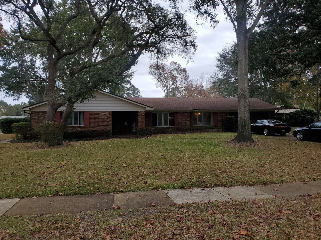 Primary Photo - 3 br, 2.5 bath House - 8025 ROWAN COURT