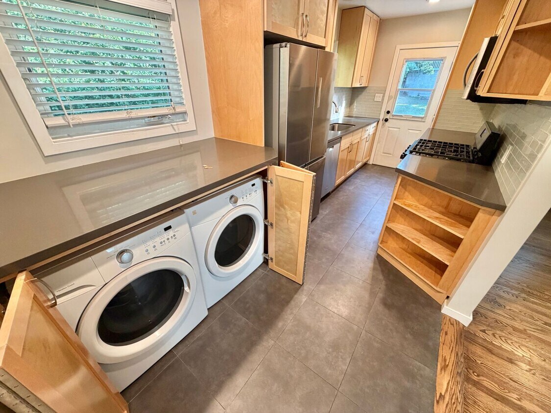 Charming El Segundo Bungalow w/ In-Unit Laundry & Huge Backyard! - Charming El Segundo Bungalow w/ In-Unit Laundry & Huge Backyard!