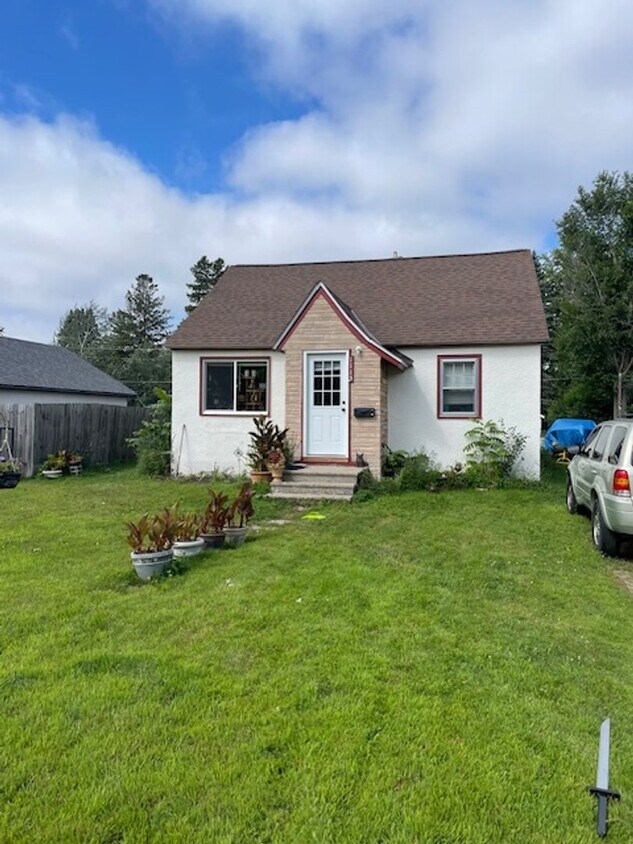 Foto principal - 3 bedroom, 1 bath. Large yard with large s...