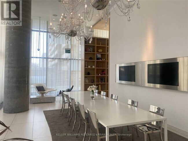 Photo du bâtiment - 185 Roehampton Ave