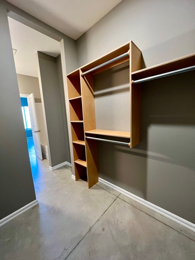 Building Photo - 4801 N Hillside Ct