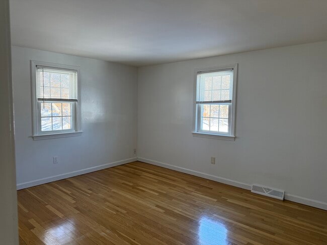 Building Photo - 14 Colonial Rd