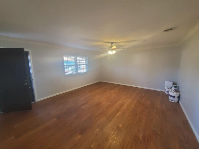 Building Photo - Nice 3 bedroom 2 bath home with fenced in ...