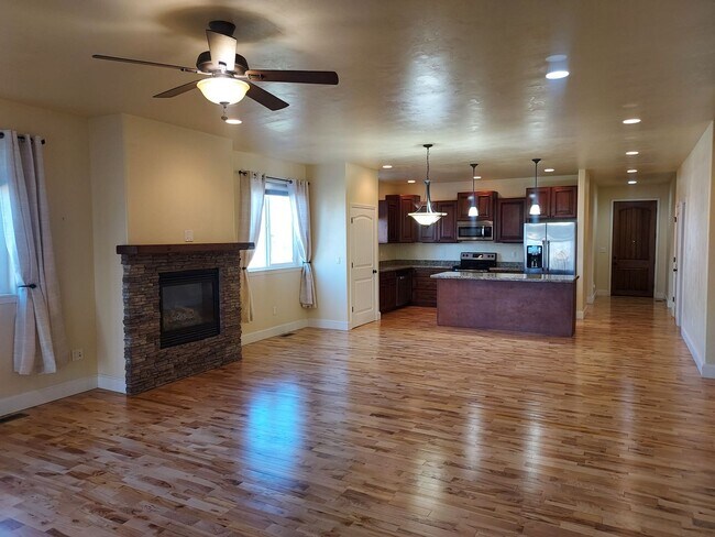 Foto del edificio - 3 bedroom 2 bath home in Manhattan