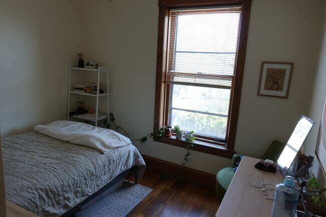 Foto del edificio - 2116 N Oakley Ave