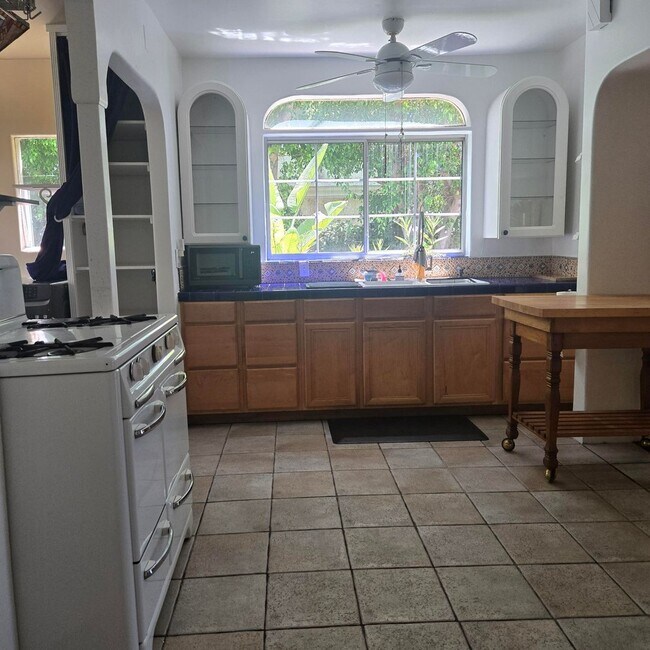 Foto del edificio - Warm & Welcoming Home Near Melrose with Room to Live, Work & Create