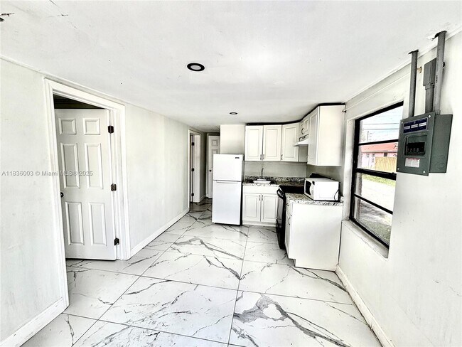 Foto del edificio - 729 NW 19th Ave