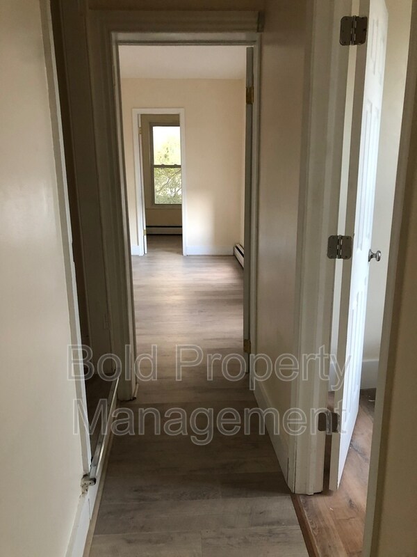 Building Photo - 569 W Douglass St