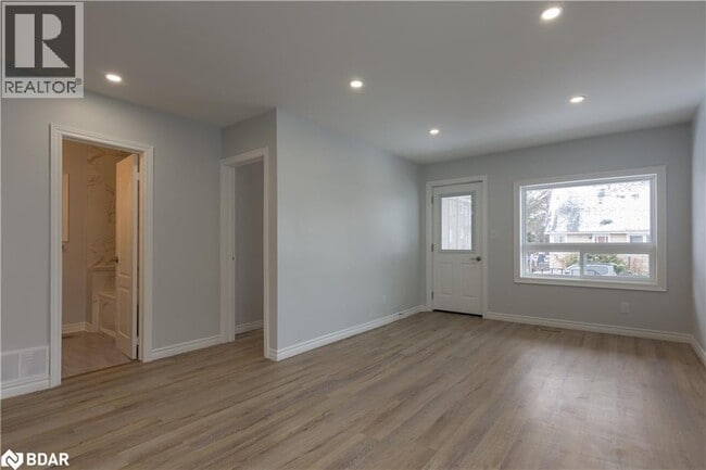 Building Photo - 554 Mary St