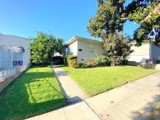 Building Photo - 525 E Valencia Ave