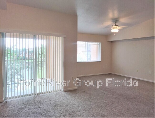 Building Photo - 131 SW Palm Dr