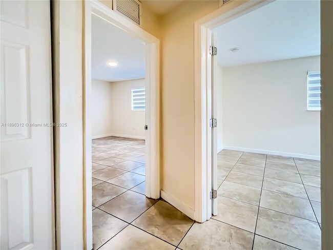 Foto del edificio - 1202 NW 61st St