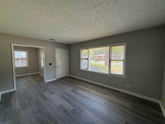 Building Photo - New On the Market!