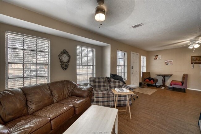 Building Photo - 1100 Taurus Cir