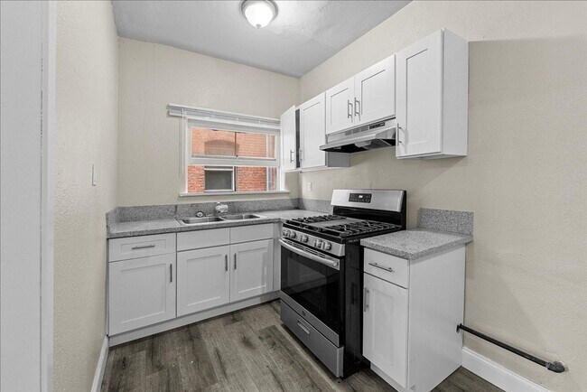 Building Photo - Beautiful One Bedroom Apartment! Minutes f...