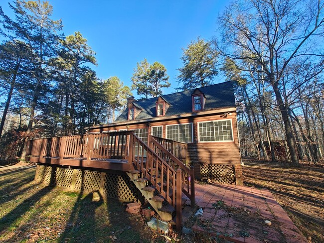 Foto del edificio - # bedroom home nestled in the woods