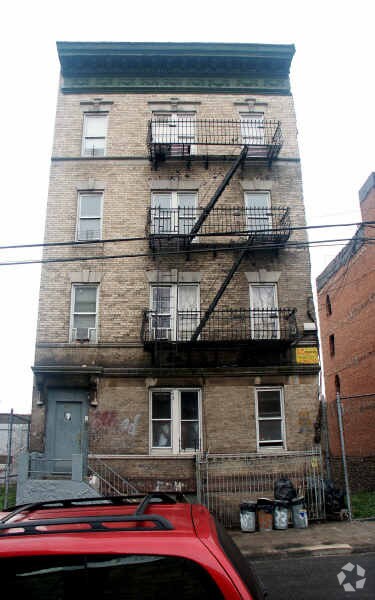 Primary Photo - 983 Summit Ave